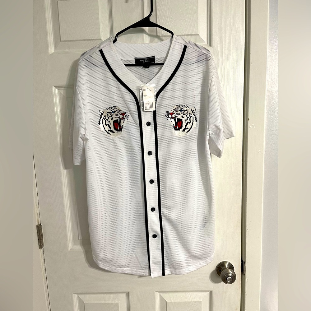 Men’s Forever 21 Tiger jersey